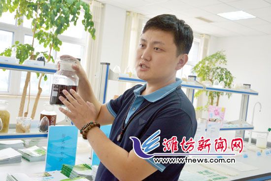 王曉凱正在介紹“旱地寶”的優(yōu)勢(shì)。